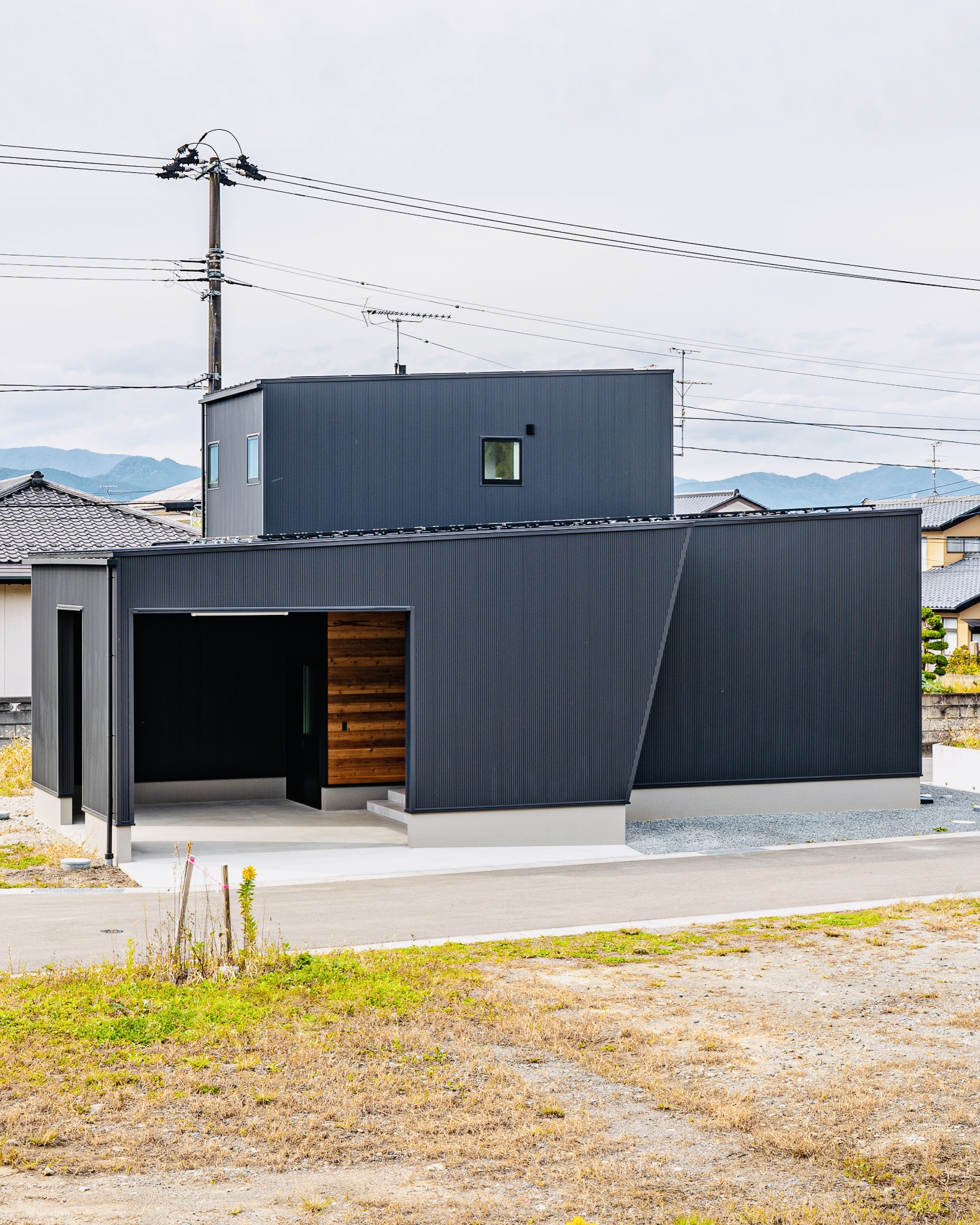 モダンな平屋風二階建ての外観