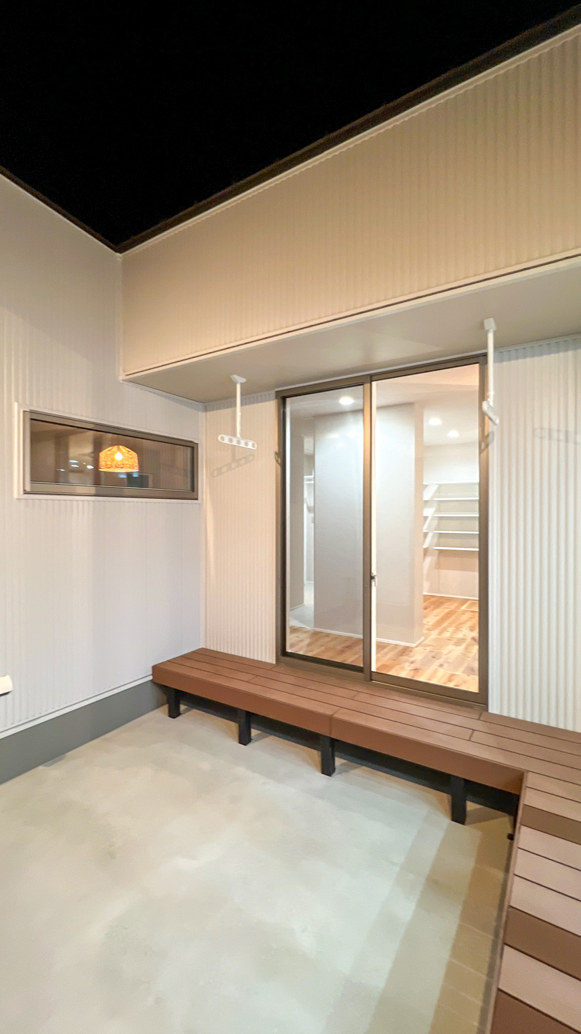 屋根がかかった物干し場